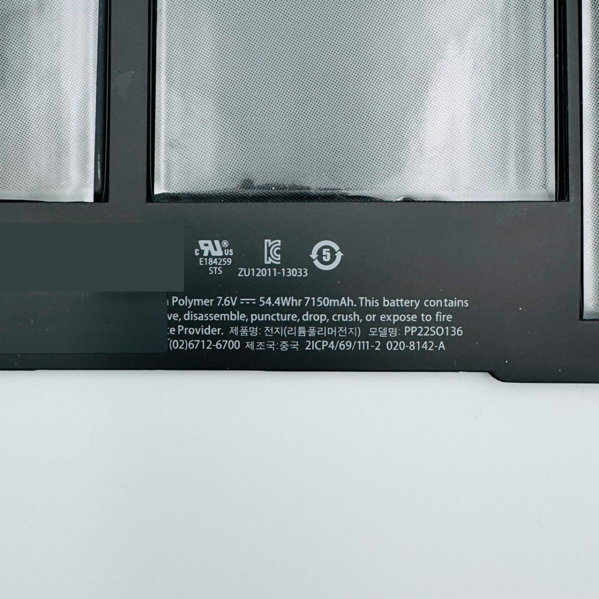 Battery label A1496 54.4Wh 7150mAh – close-up photo – Georgia
