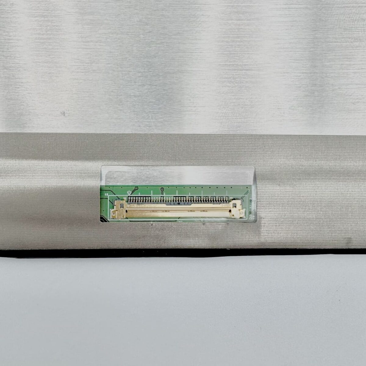 NE156QUM-N5G 4K display close-up with 40-pin eDP connector