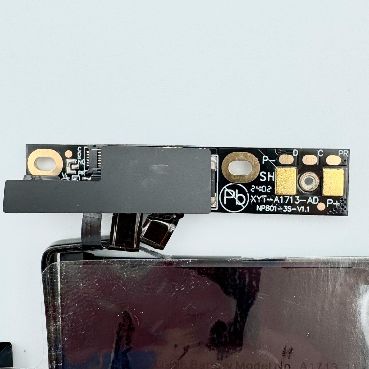 A1713 battery circuit and mounting details – MacBook photo – Tbilisi