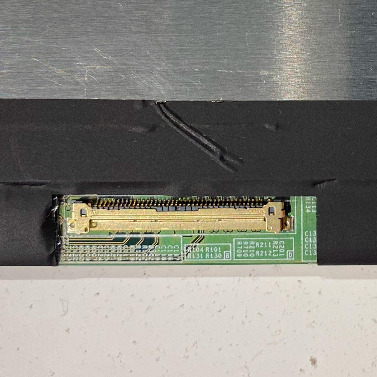 Screen NE173QHM-NY2 QHD 165Hz connector close-up 40 pin